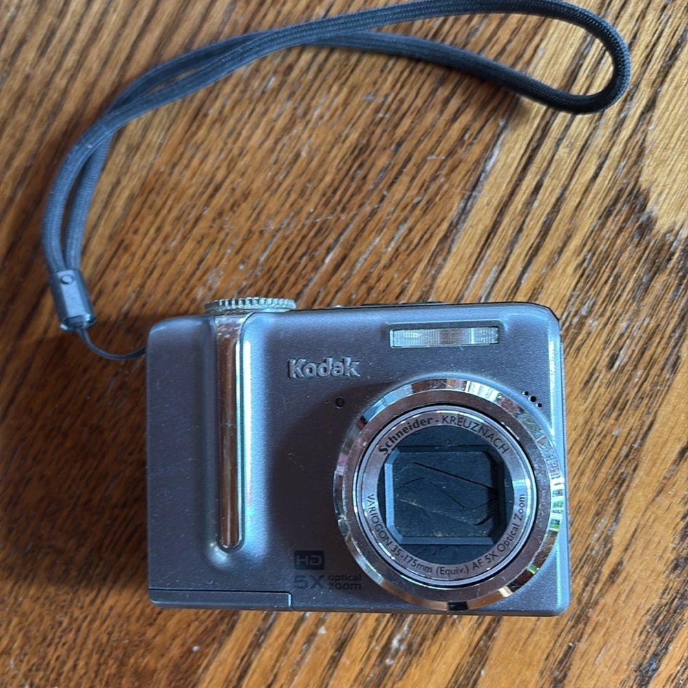 Kodak EasyShare Z1275 camera digital HD 5X optical zoom prop only flash works